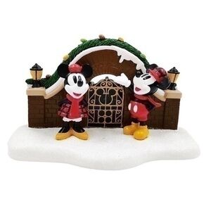 NIB. ST. NICHOLAS SQUARE Disney Mickey & Minnie’s Gate Village